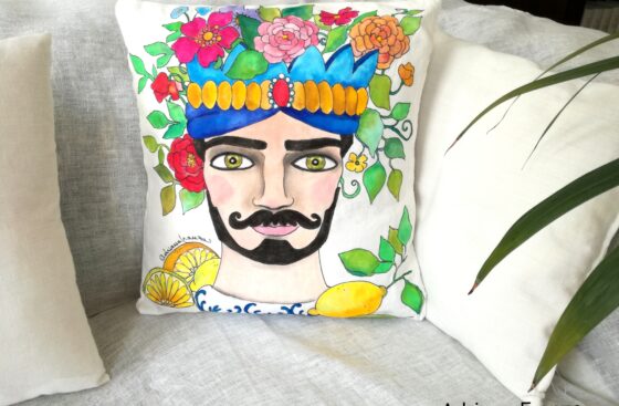 teste_di_moro_moderne-cuscino_dipinto_a mano-testa-di_re-noto_sicilia-teste _di_moro_originali-souvenir_siciliani-cuscini_dipinti_a_mano-homedecor_design-fiori-corona-limoni