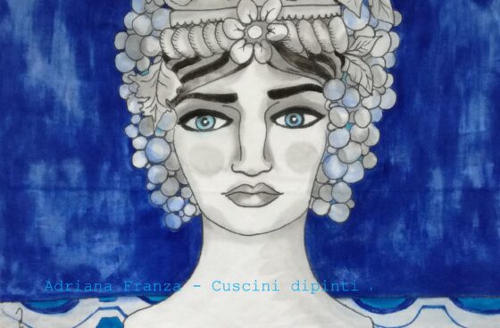 teste_di_moro_moderne-cuscino_dipinto_a mano_blu-testa_vasi-siciliani-sicilia-teste _di_moro-uva-souvenir_siciliani-cuscini_dipinti_a_mano-homedecor_design-fiori