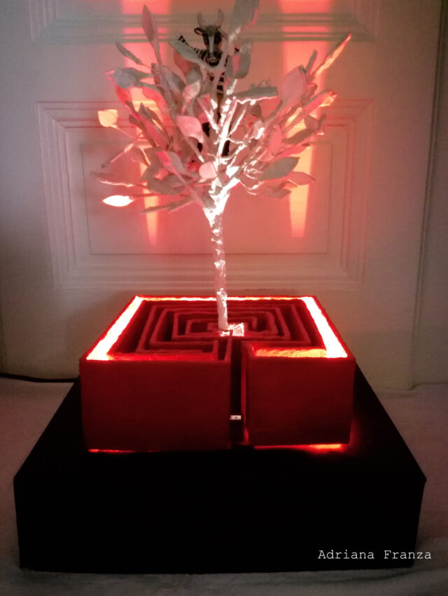 ecodesign-scultura_luminosa-lampada-artistica-labirinto_rosso-minotauro-asterione_luis_borges-albero_bianco-regalo_design-pezzo_unico