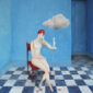 quadro_surrealista-donna_pensierosa-stanza_allagata-nuvola_in_una_stanza-scacchiera_blu-pesci_rossi