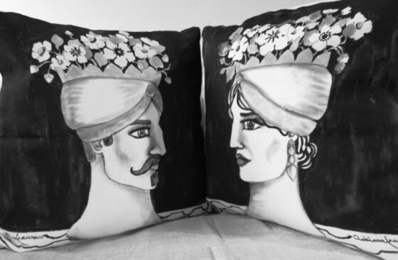 vasi-siciliani-bianco_e_nero-teste_di_moro_moderne-cuscino_dipinto_a mano_melograno-abbondanza-regalo-testa-di_turco-noto_sicilia-teste _di_moro-souvenir_siciliani-cuscini_dipinti_a_mano-homedecor_noto