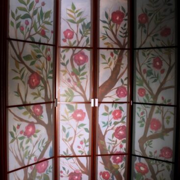 Ramage e fiori fucsia - Decorazione di un armadio