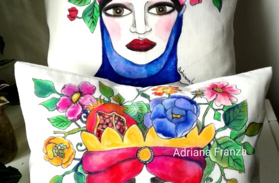 teste_di_moro_moderne-cuscino_dipinto_a mano_melograno-abbondanza-regalo-testa-di_turco-noto_sicilia-teste _di_moro-souvenir_siciliani-cuscini_dipinti_a_mano-homedecor_noto