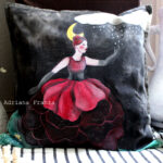 federa-dipinta-ballerina-luna-pioggia-simbolismo-surrealismo-magia-favola-cuscino_dipinto-nero-rosso_bordeaux-regalo-speciale-homedecor_artistico