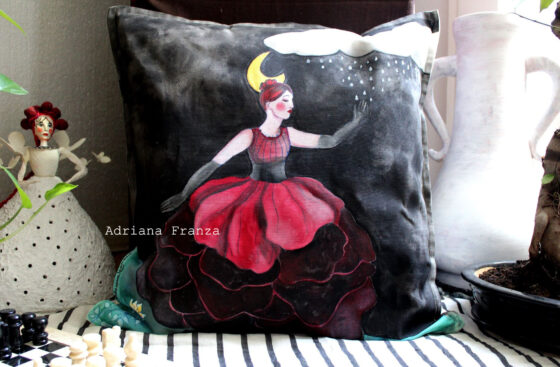 federa-dipinta-ballerina-luna-pioggia-simbolismo-surrealismo-magia-favola-cuscino_dipinto-nero-rosso_bordeaux-regalo-speciale-homedecor_artistico