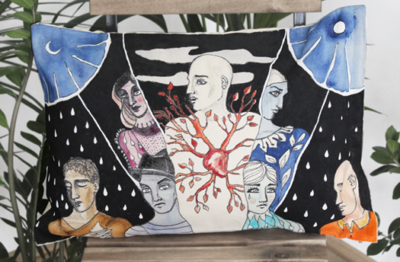 estroso_cuscino_dipinto_a_mano-homedecor_pezzo_unico_circo-pioggia-rinascita-rigenerazione-surrealismo-grafico-sfondo_nero-luna-sole-pioggia-cuore_fiorito