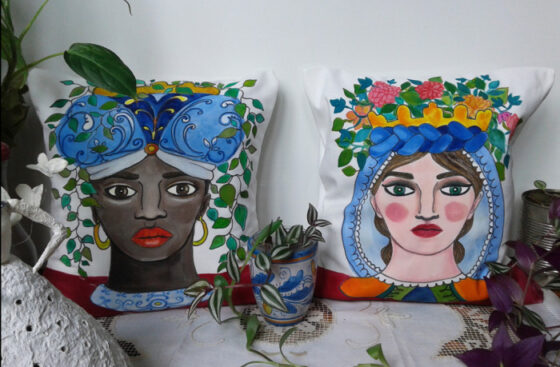 cuscini_originali-dipinti-teste_di_moro-vasi_siciliani-folklore_siciliano-teste_di ceramica-portafiori-sicilia_araba-tradizioni_siciliane-teste_di_turco_innamorati_di_palermo_leggende_antiche-souvenir_siciliano-cuscini_dipinti_a-mano-arredamento_design_bianco_e_azzurro-pezzi_unici-stile_maioliche