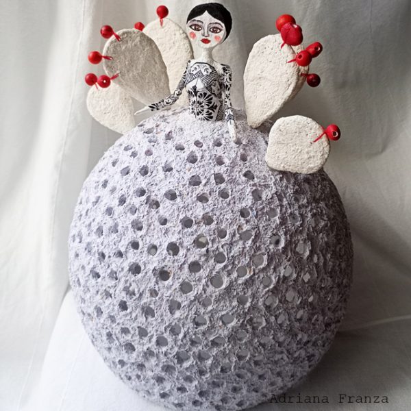 carmela-lampada_originale-ecodesign-fatta-a-mano-cartapesta-home_decor-arredamento_siciliano-design_riciclo-favola-luci-d'atmosfera-lampada_unica-regalo_artistico_originale-pezzo_unico_souvenir_d'autore_sicilia-regali_siciliani-fichi_d'India-noto-artigianato_artistico_luce_soffusa