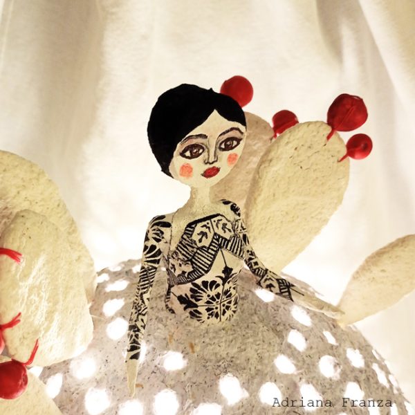 carmela-lampada_originale-ecodesign-fatta-a-mano-cartapesta-home_decor-arredamento_siciliano-design_riciclo-favola-luci-d'atmosfera-lampada_unica-regalo_artistico_originale-pezzo_unico_souvenir_d'autore_sicilia-regali_siciliani-fichi_d'India-noto-artigianato_artistico_luce_soffusa