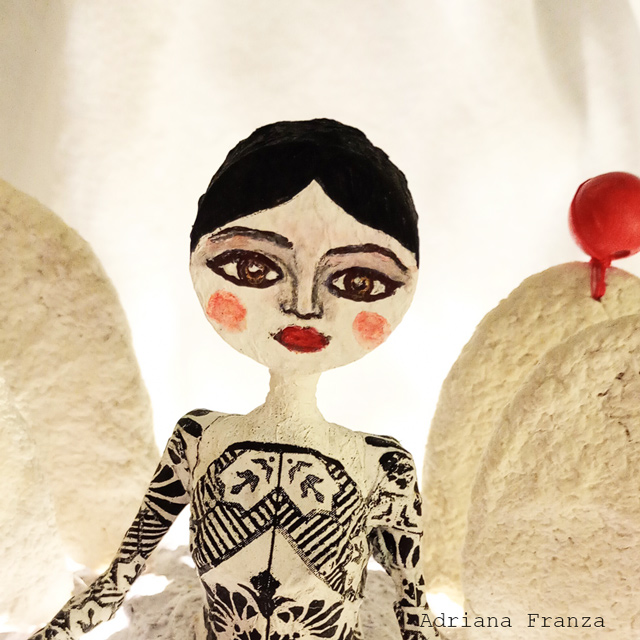 carmela-lampada_originale-ecodesign-fatta-a-mano-cartapesta-home_decor-arredamento_siciliano-design_riciclo-favola-luci-d'atmosfera-lampada_unica-regalo_artistico_originale-pezzo_unico_souvenir_d'autore_sicilia-regali_siciliani-fichi_d'India-noto-artigianato_artistico_luce_soffusa