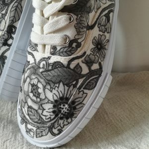 sneakers-dipinte-a-mano-fiori-neri