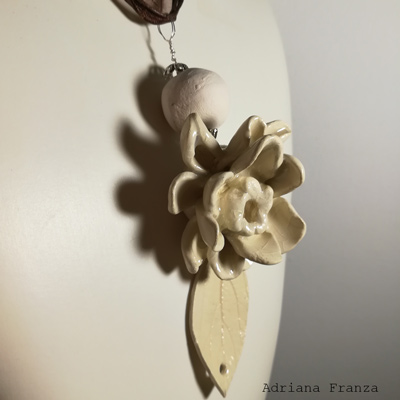 baroque-ceramic-necklace-white-flower-terracotta