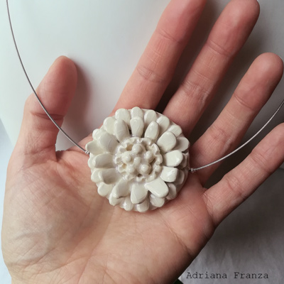 sunflower-ceramic-pendant-necklace-handmade-jewels-white-flower
