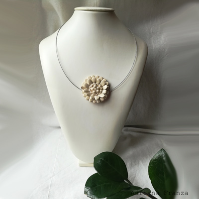 sunflower-ceramic-pendant-necklace-handmade-jewels-white-flower