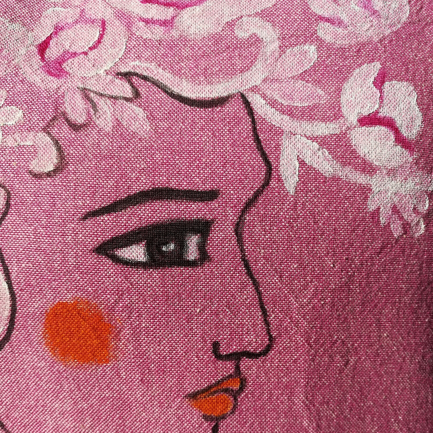 cuscino-rosa-particolare-viso-dipinto-web