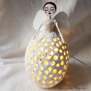 regalo-cartapesta-lampada-portafortuna-bambola-artigianale-farfalla-angelo-bambolina-natale-bianco