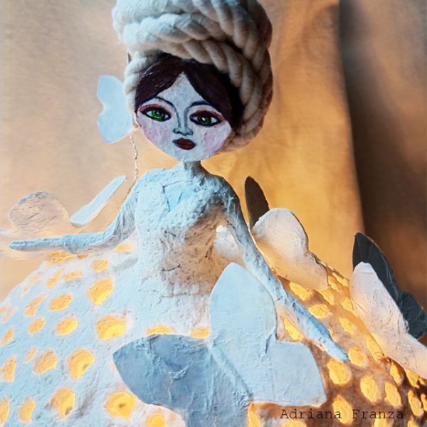 farfalla-bianca-cartapesta-bambola-lampada-matrangela-sicilia-donne-di-luce-regali-casa-regalo-laurea-regalo-sposa