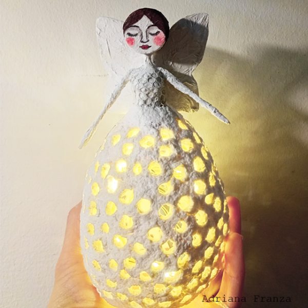 regalo-cartapesta-lampada-portafortuna-bambola-artigianale-farfalla-angelo-bambolina-natale-bianco
