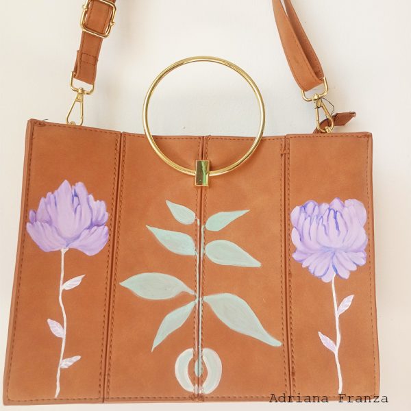 borsa-borsetta-scamosciata-dipinta-tracolla-manici-tondi-fiori-dipinti tracollina-beige-borsa-dipinta-a-mano-fiori-vestiti-dipinti-abiti-personalizzati-pittura-accessori-dipinti
