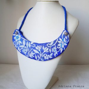 collana-bavaglino-cartapesta-fiori-bianchi-blu-gioielli-particolari-collier-ceramica