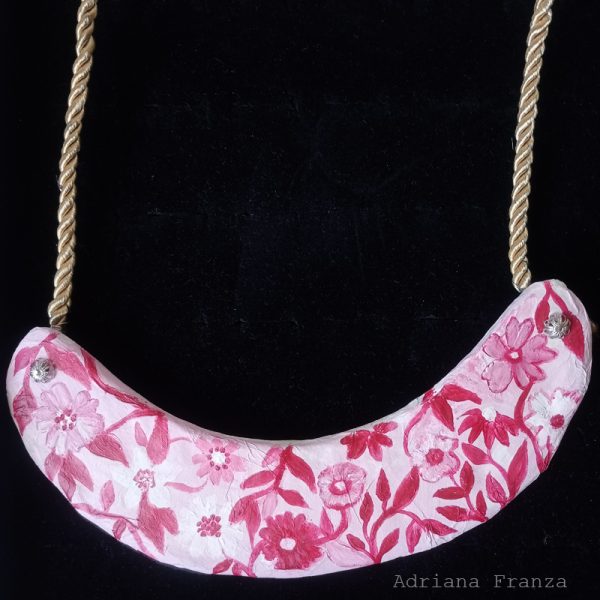 gioiell-dipinti-collana-rosa-grande-bavaglino-rigida-cartapesta-rossa-fiori