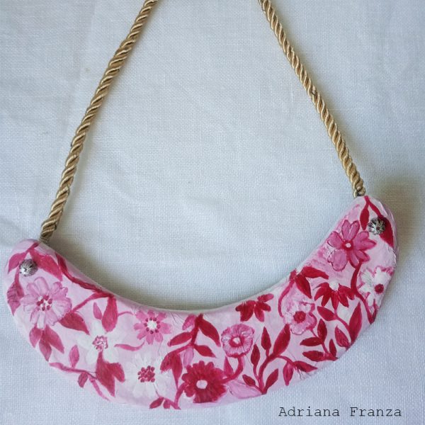 gioiell-dipinti-collana-rosa-grande-bavaglino-rigida-cartapesta-rossa-fiori