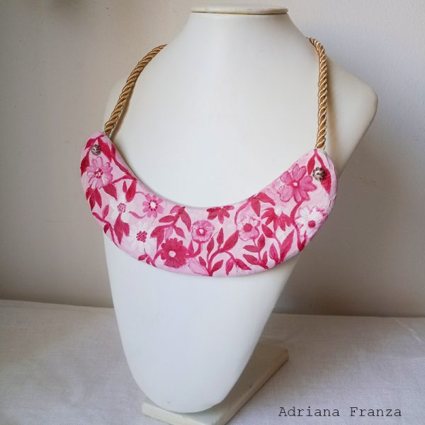 red-pink-handmodeled-jewel, collier, bib-necklace-flowers-hand-painted-collier-papermache-jewels-one-of-a-kind-bijoux-handbemalte-halskette-unikate-wien-handgeformte-schmuckstücke