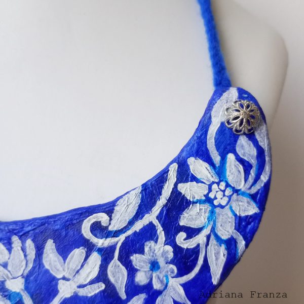 blue-bib-necklace-flowers-hand-painted-collier-papermache-jewels-one-of-a-kind-bijoux-handbemalte-halskette-unikate-wien-handgeformte-schmuckstücke