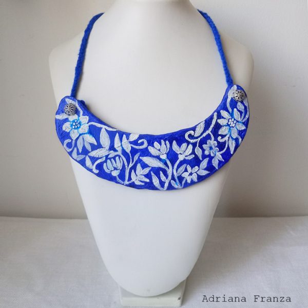blue-bib-necklace-flowers-hand-painted-collier-papermache-jewels-one-of-a-kind-bijoux-handbemalte-halskette-unikate-wien-handgeformte-schmuckstücke