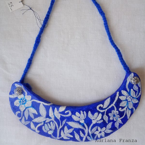 collana-bavaglino-cartapesta-fiori-bianchi-blu-gioielli-particolari-collier-ceramica