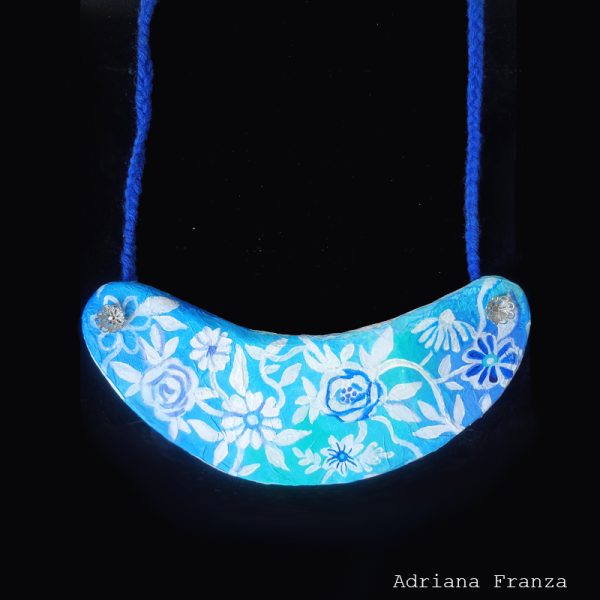 pale-blue-turquoise-bib-necklace-flowers-hand-painted-collier-papermache-jewels-one-of-a-kind-bijoux-handbemalte-halskette-unikate-wien-handgeformte-schmuckstücke