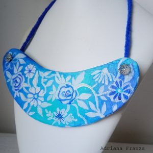 collana-bavaglino-cartapesta-fiori-bianchi-azzurro-gioielli-particolari-collier-ceramica