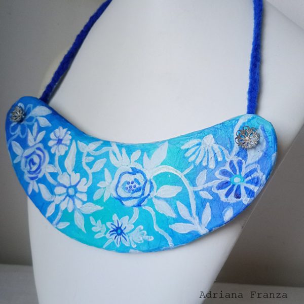 pale-blue-turquoise-bib-necklace-flowers-hand-painted-collier-papermache-jewels-one-of-a-kind-bijoux-handbemalte-halskette-unikate-wien-handgeformte-schmuckstücke