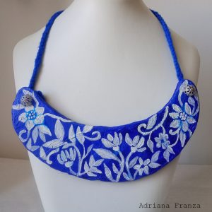 collana-rigida-cartapesta-fiori-bianchi-blu-gioielli-particolari-