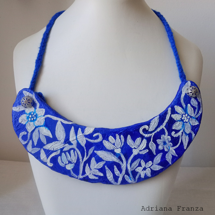 collana-rigida-cartapesta-fiori-bianchi-blu-gioielli-particolari-