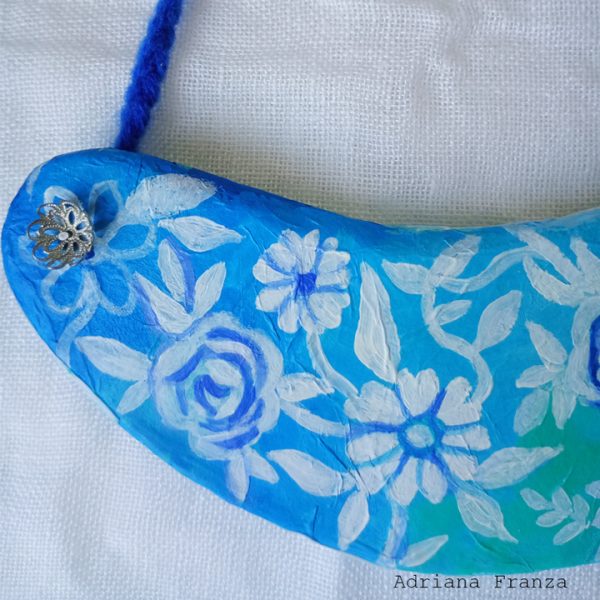 collana-bavaglino-cartapesta-fiori-bianchi-azzurro-gioielli-particolari-collier-ceramica