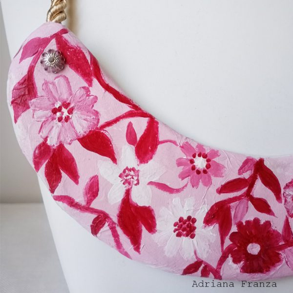red-pink-handmodeled-jewel, collier, bib-necklace-flowers-hand-painted-collier-papermache-jewels-one-of-a-kind-bijoux-handbemalte-halskette-unikate-wien-handgeformte-schmuckstücke