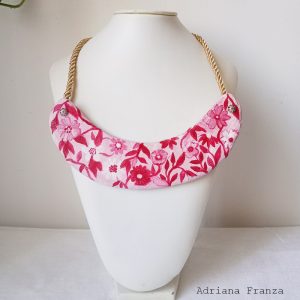 gioiell-dipinti-collana-rosa-grande-bavaglino-rigida-cartapesta-rossa-fiori