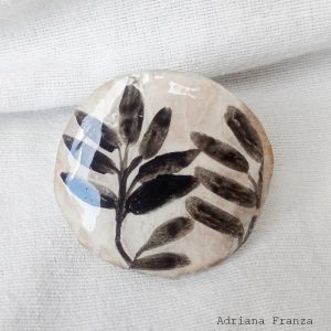 anello-regolabile-cartapesta-resina-dipinto-a-mano-gelsomino-foglie--regalo-donna-adriana-franza-vienna