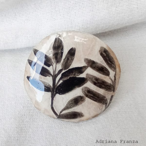 anello-regolabile-cartapesta-resina-dipinto-a-mano-gelsomino-foglie-bianco-e-nero-romantico-regalo-donna