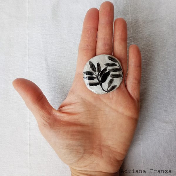 anello-regolabile-cartapesta-resina-dipinto-a-mano-gelsomino-foglie--regalo-adriana-franza anello-regolabile-cartapesta-resina-dipinto-a-mano-gelsomino-foglie-bianco-e-nero-romantico-regalo-donna