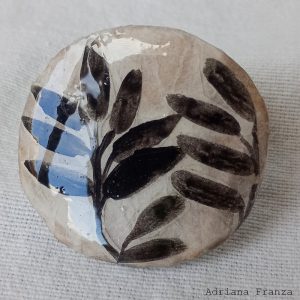 anello-regolabile-cartapesta-resina-dipinto-a-mano-gelsomino-foglie-bianco-e-nero-romantico-regalo-donna