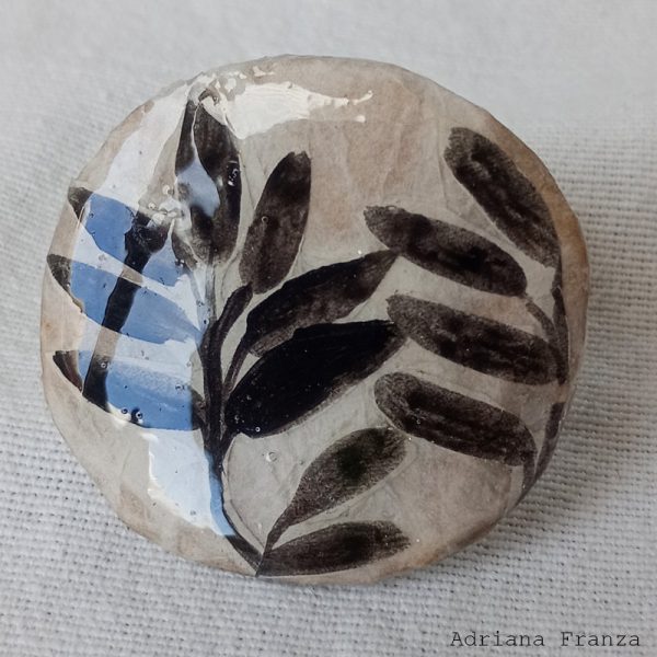 anello-regolabile-cartapesta-resina-dipinto-a-mano-gelsomino-foglie-bianco-e-nero-romantico-regalo-donna