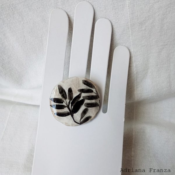 anello-regolabile-cartapesta-resina-dipinto-a-mano-gelsomino-foglie-bianco-e-nero-romantico-regalo-donna