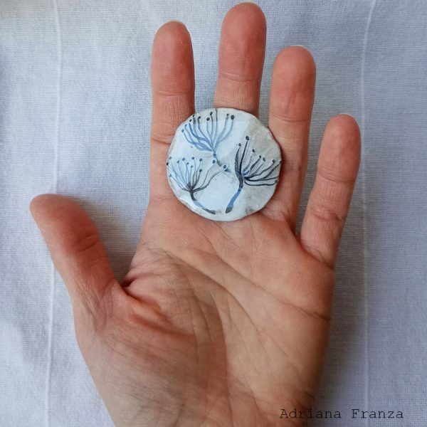 anello-regolabile-dipinto-bijoux-resina-soffione-fiore-adriana-franza-regali-donna