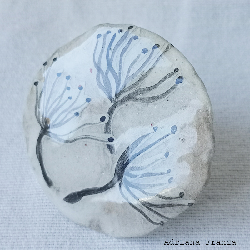 white-dandelion-ring-papier-mâché-resin-adjustable-ring-hand-painted-jewelry-vienna-resin-ring-handbemalter-schmuck-wien