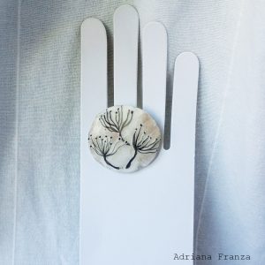 white-dandelion-ring-papier-mâché-resin-adjustable-ring-hand-painted-jewelry-vienna-resin-ring-handbemalter-schmuck-wien