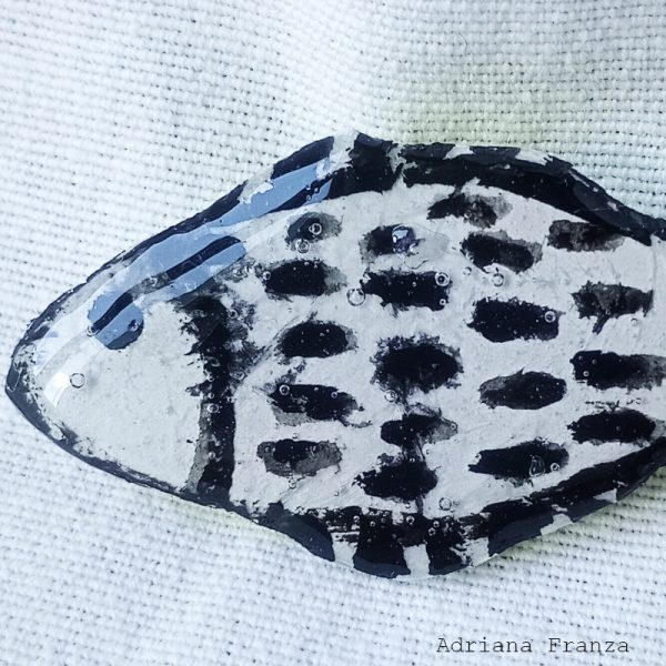 spilla-resina-dipinta-pesce-bianco-nero-adriana-franza