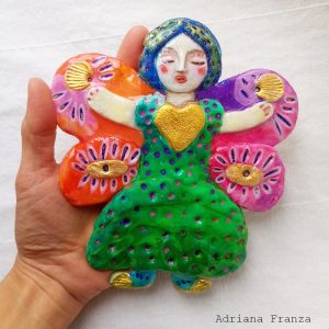 angioletto-natale-statuetta-multicolore-luisa-angelo-portafortuna-regalo-colorato-guardiano-della-porta