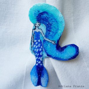 azzurra-sirena-blu-turchese-spilla-resina-dipinta-adriana-franza